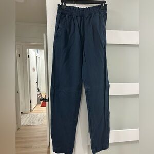 GAP women’s elastic waist khaki joggers